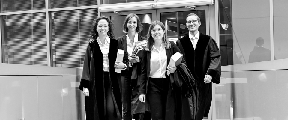Vier junge Richterinnen und ein junger Richter